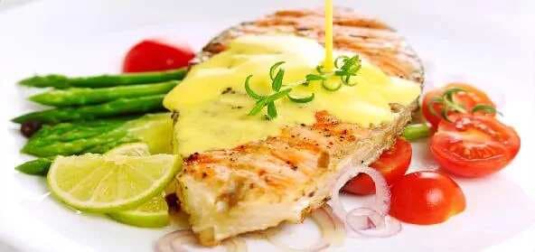 Herbed And Peppered Salmon With Saffron Sauce