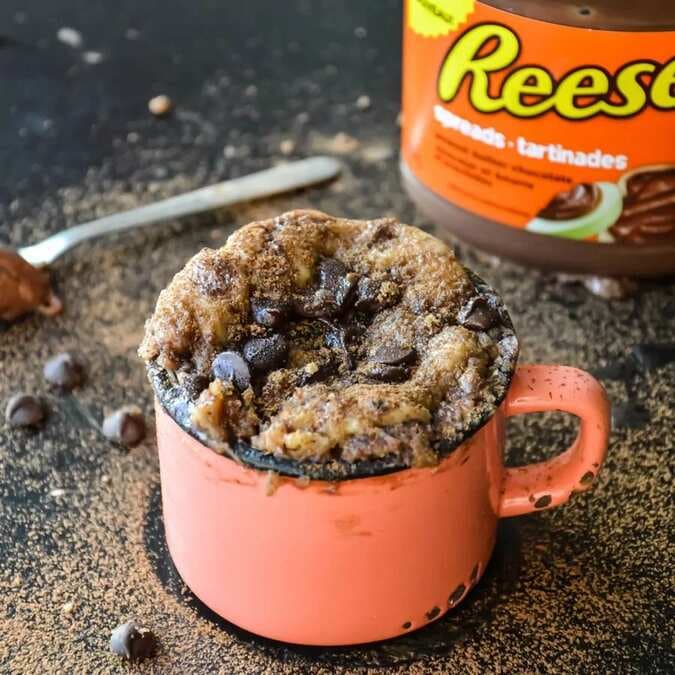 2 minute chocolate peanut butter crumb mug cake