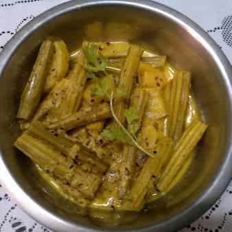 Aloo Diye Shojne Data Chorchori (Potato Drumstick Curry-Bengali Style)