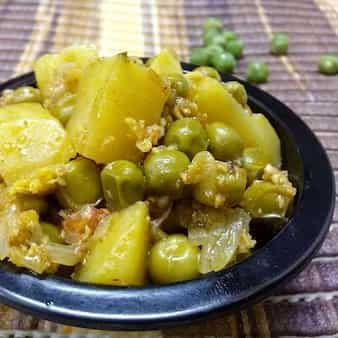 Aloo matar (potato and peas vegetable)