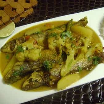Aloo phoolkophi diye bata maacher jhol (bengali style fish curry)