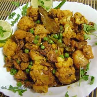 Aloo phulkopir dalna (potato cauliflower curry-bengali style)