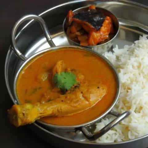 Arachi vitta kozhi kuzhambu/chicken gravy with grounded masala