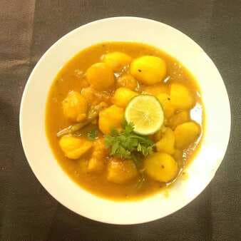 Baby Potato Curry With Lemon Juice/Allo R Tarkari Lebur Ros Diye