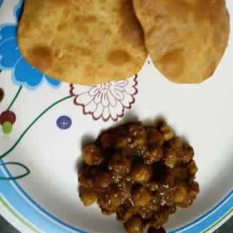 Bedmi puri with chole sabzi