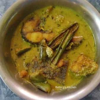 Begun Diye Rui Macher Patla Jhol (Bengali Style Fish Curry With Eggplants)