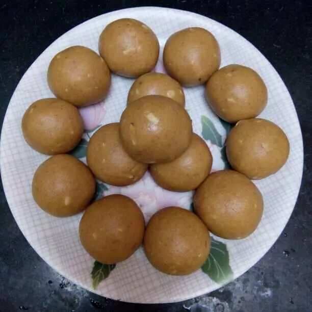 Besan laddoo with nuts