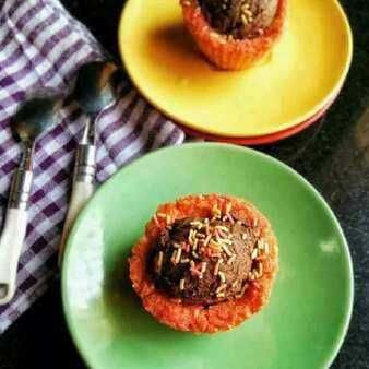 Carrot Cannappees With Chocolate Rabri