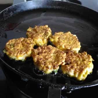 Cauliflower fritters/gobi ke bhajia