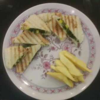 Cheesy corn spinach sandwich