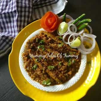 Chicken keema(mince) bhara karela with karela peels gravy