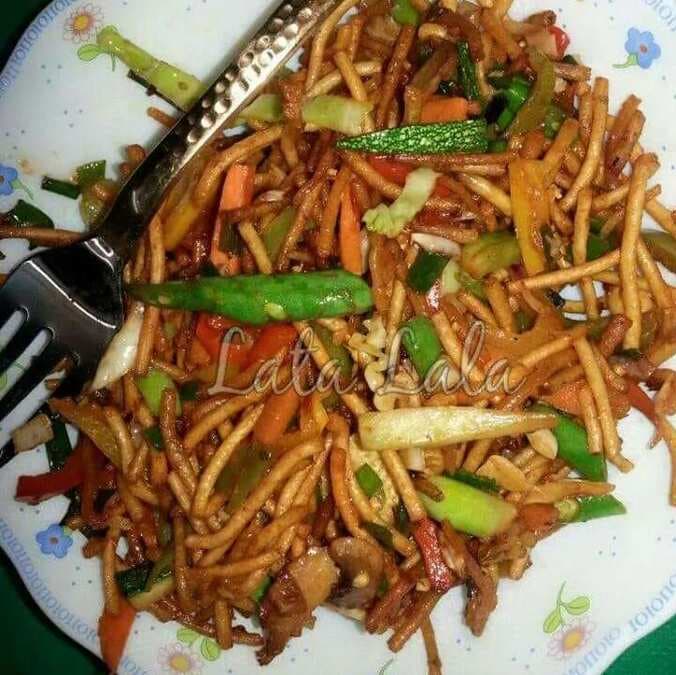 Chinese bhel (crispy noodles salad)