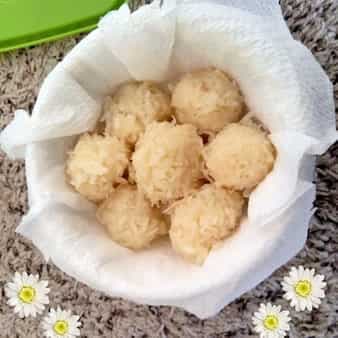 Coconut sweet balls (nariyal ke laddu)