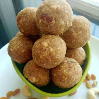 Dry Fruits And Dink Laddoo