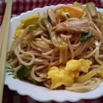 Egg chicken hakka noodles