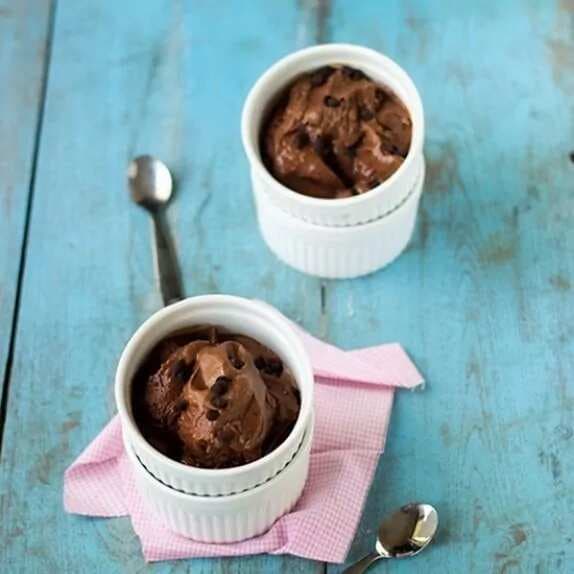 Eggless chocolate ice cream without an ice cream maker