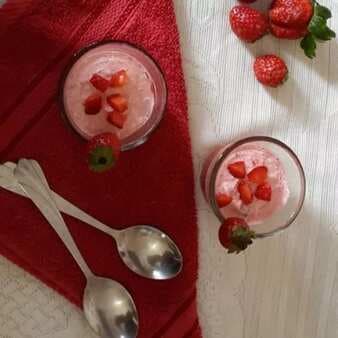Eggless strawberry mousse