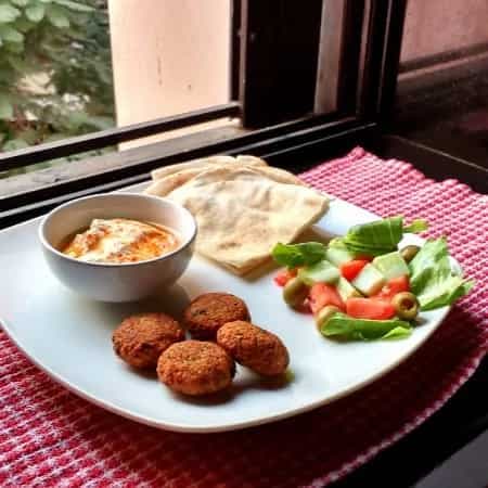 Falafel with hummus and pita bread