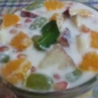 Fruit salad in yogurt dressing