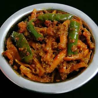 Gajar mirchi instant achaar (carrot and green chilly instant pickle)