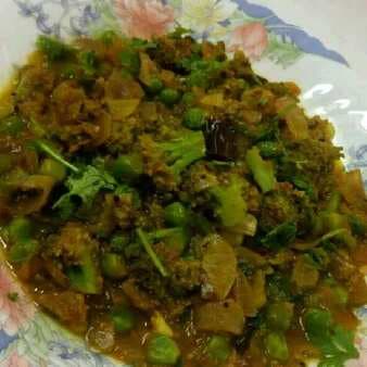 Healthy Broccoli Peas Curry