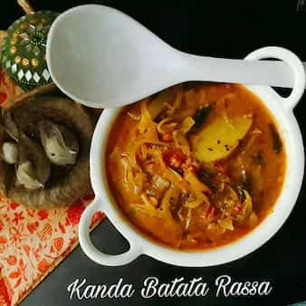Kanda batata rassa/onion and potato curry