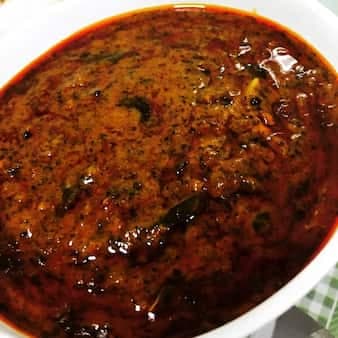 Karuvepillaai pundu kozhambu/curry leaves and garlic gravy