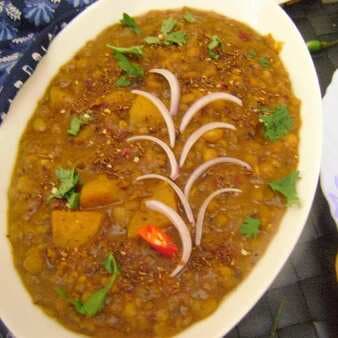 Keema ghugni (dried peas curry with mutton mince-bengali style)