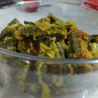 Kurkuri bhindi with spicy yoghurt gravy