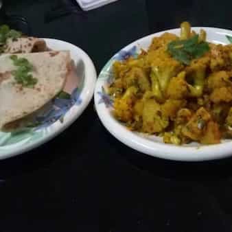 Langar wali aalo gobhi di sabji with ghee rotis