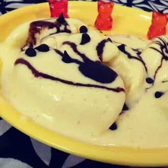 Mango ice cream with chocolate sauce