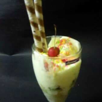 Mango sundae fruity icecream with vanila yogurt