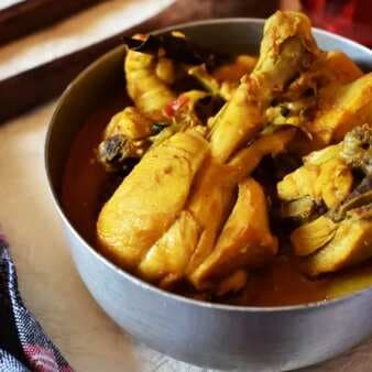 Murgir Patla Jhol (Bengali Style Chicken Curry With Potato)