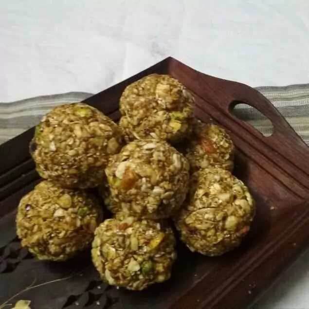 Oats & dry fruits laddu with jaggery