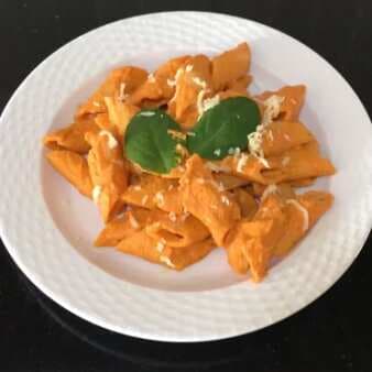 Red creamy pasta-roasted red bell pepper sauce