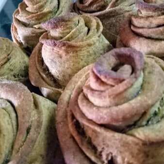 Rose buns with amaranth leaves and wheat flour