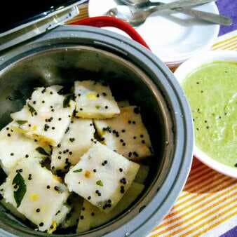 Sooji dhokla with green chutney