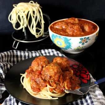 Spaghetti and chicken meatballs