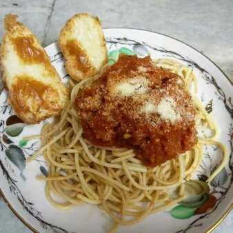 Spaghetti with garlic bread