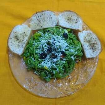 Spaghetti with spinach pesto