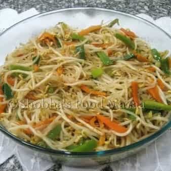 Stir-fried bean sprouts with honey chilli dressing