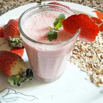 Strawberry oats breakfast smoothie