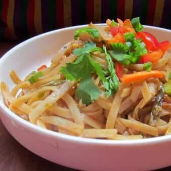 Thai noodles with spicy peanut sauce