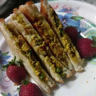 Tofu and green peas sandwich
