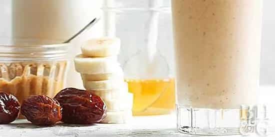 Almond-Date Smoothie