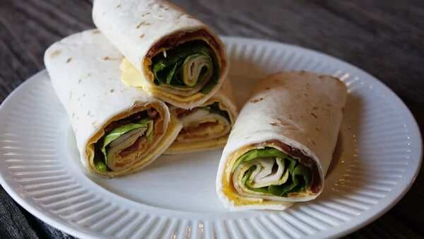 Bacon-Cheddar-Spinach Breakfast Roll-Ups