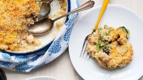 Cheesy Brown Rice, Broccoli And Chicken Casserole