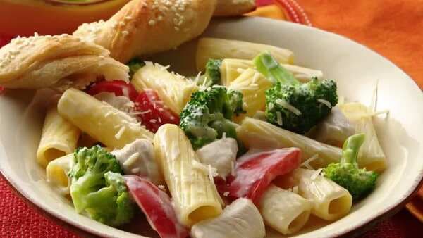 Chicken Rigatoni With Broccoli And Peppers