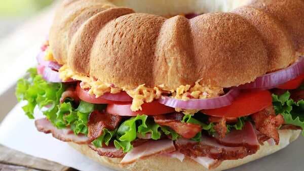 Ham And Pimiento-Cheese Sandwich Ring