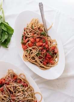 Summertime Spaghetti with Fresh Tomato Sauce